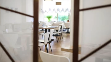 Grande salle de restaurant