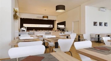 Grande salle de restaurant