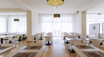Grande salle de restaurant