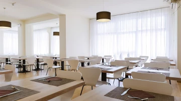 Grande salle de restaurant