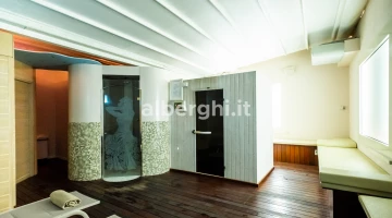 Crystal oasis: small wellness area with Turkish bath and sauna