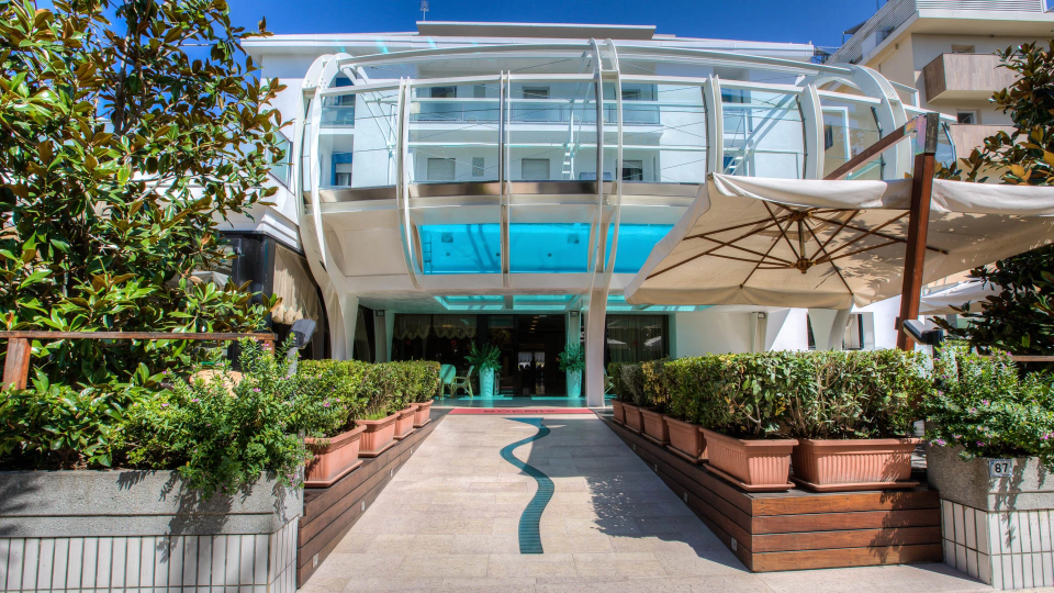 The heated and 1.20m high suspended swimming pool