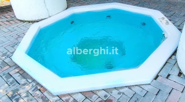 Hydromassage in the pool area