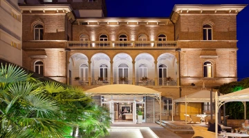 Hotelfassade bei Nacht