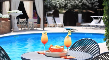 Cocktails am Pool