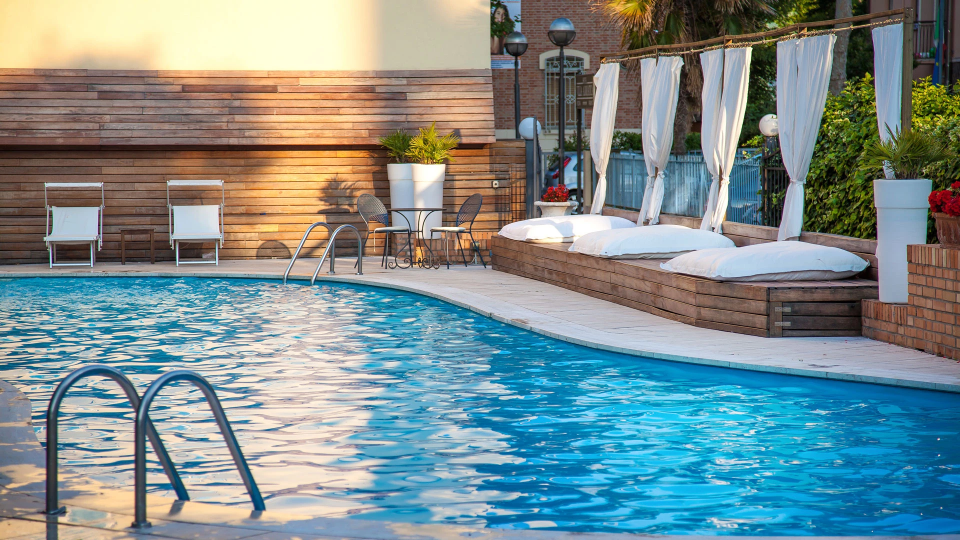 Schwimmbad mit Solarium