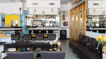 Barbereich mit Sofas und LED-TV
