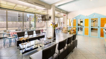 Barbereich – Wohnzimmer mit Sofas und Tischen
