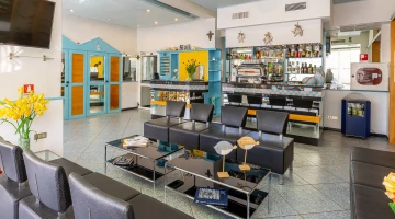 Barbereich – Wohnzimmer mit Sofas und Tischen