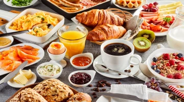 Reichhaltiges süßes/herzhaftes Brunch-Frühstück, serviert bis 12 Uhr