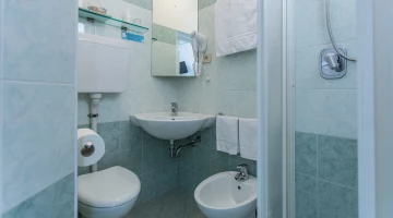 In jedem Zimmer gibt es ein Badezimmer mit Dusche