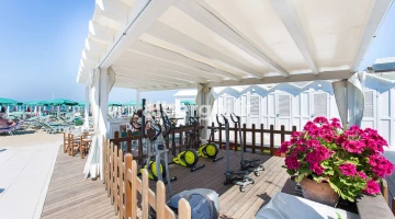 Schattiger Fitnessbereich am Partnerstrand