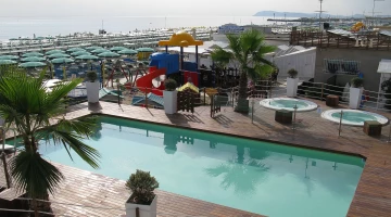 Schwimmbad und Hydromassagewannen am Partnerstrand