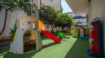 Aire de jeux à l&#39;extérieur de l&#39;hôtel