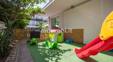 Aire de jeux à l'extérieur de l'hôtel