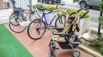 Biciclette e passeggini a disposizione dei clienti