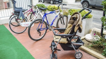 Biciclette e passeggini a disposizione dei clienti