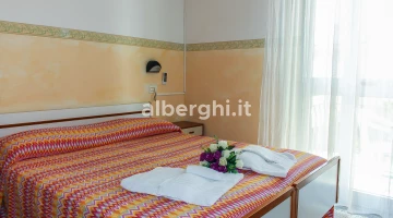 Schlafzimmer mit Doppelbett