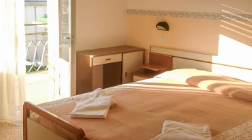 Dreibettzimmer mit Balkon