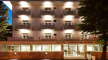 Extérieur de la mer à l&#39;ombre de l&#39;hôtel