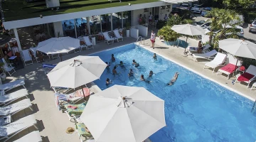 Piscines directement dans le jardin de l&#39;hôtel