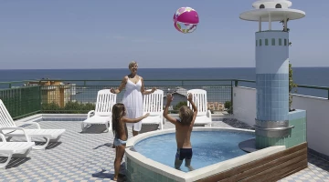 Terrasse panoramique avec piscine