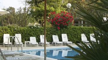 Une piscine de 3m de profondeur pour adultes. et un pour les enfants
