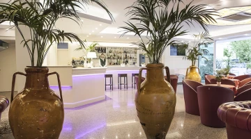 Lobby de l&#39;hôtel donnant sur la piscine