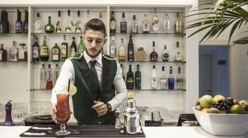 Longdrinks frais servis sur les canapés du jardin