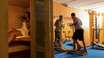 Bien-être avec salle de sport, sauna, bain à remous et espace massage