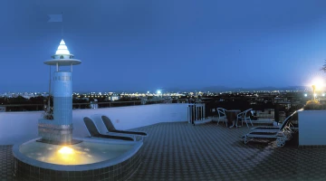 Terrasse panoramique avec jeux d&#39;eau et moon bar