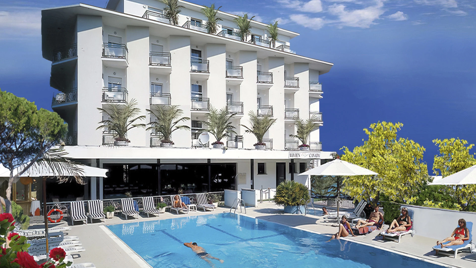 Extérieur avec piscine dans le grand jardin