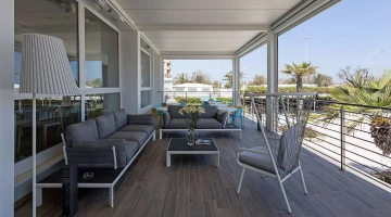 Veranda mit Sofas ausgestattet