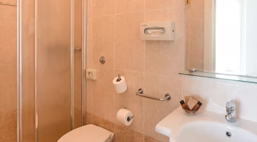 Badezimmer mit Duschkabine