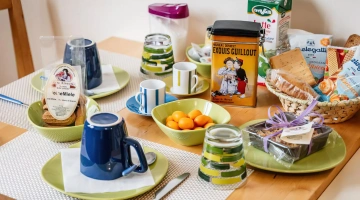 Der Tisch ist zum Frühstück gedeckt.