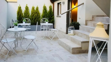 Cortile esterno con tavolini e sedie