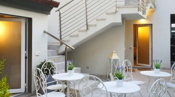 Cortile esterno arredato