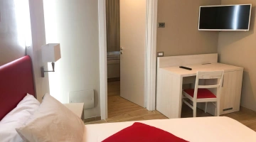 Camera tripla Greta con TV e scrivania