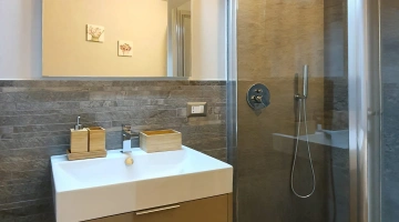 Bagno con box doccia