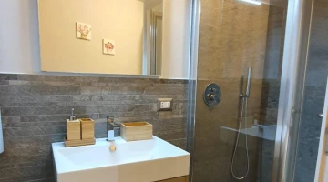 Badezimmer mit Duschkabine