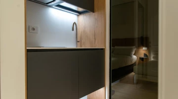 Küche mit Kühlschrank und Herd