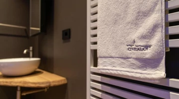 Privates Badezimmer mit beheiztem Handtuchhalter