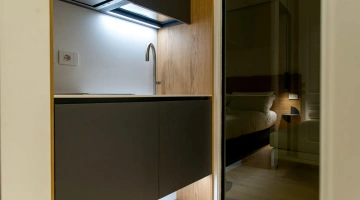 Küche mit Kühlschrank und Herd