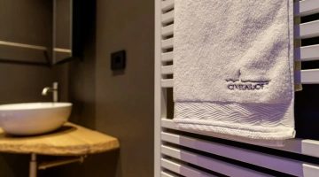 Privates Badezimmer mit beheiztem Handtuchhalter