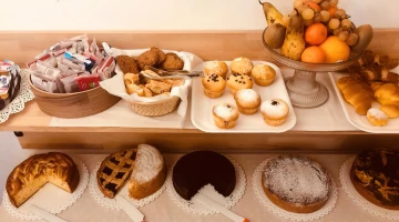 Petit-déjeuner avec gâteaux faits maison