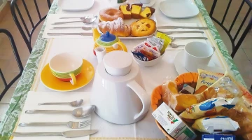 Petit déjeuner servi à table