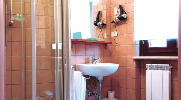 Salle de bain privée avec douche et sèche-cheveux