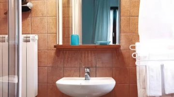 Salle de bain privée avec sèche-cheveux et cabine de douche
