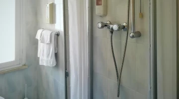 Badezimmer mit Fenster
