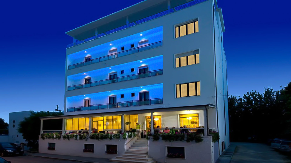 Hotelfassade bei Nacht